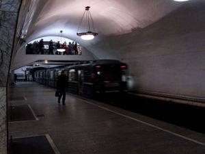 기차 출발 플랫폼. 상부 통로가 칼루시스코-리시스카야 선과 칼리닌스카야 선이 운행하는 트레티야코프스카야역과 연결되어 있다.