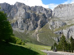 높은 회색의 헐벗은 절벽, 그 뒤로 초원이 펼쳐져 있다.