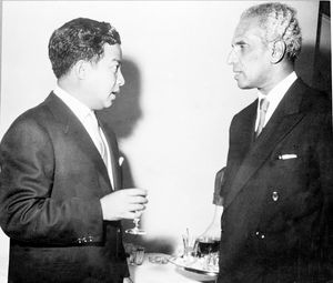 인도 국방부 장관 V. K. 크리슈나 메논이 시아누크와 함께 찍은 사진