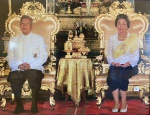 시하누크 국왕과 모니니엣 왕비가 각자의 옥좌에 함께 앉아 있는 모습