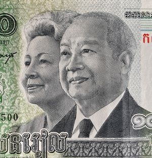 노로돔 시아누크 국왕과 노로돔 모니니엣 왕비가 그려진 100,000 리엘 지폐
