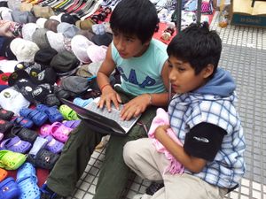 플로리다 거리에서 "만테로스"로 일하는 두 명의 아르헨티나 어린이