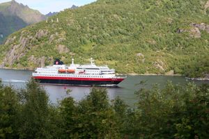 후티루텐 선박이 트롤피오르 근처 라프순드 해협을 항해하는 모습.