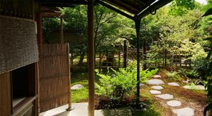 일본 시마네현 야스기시 아다치 미술관의 다실로 들어가는 니지리구치(입구)가 있는 노지.