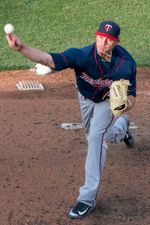 미네소타 트윈스의 투수인 애디슨 리드가 노코나 글러브를 착용하고 있다.