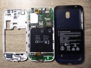 노키아 1의 열린 모습. 배터리 교체가 가능하다.