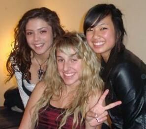 맨디 레인(가운데)과 스쿨 걸스 멤버 자크 파일스(왼쪽) 및 모니카 앤 파랄레스(오른쪽).