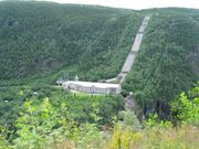 노르스크 하이드로가 텔레마르크주에 건설한 베모르크(Vermork) 수력 발전소. 제2차 세계 대전 중에는 나치 독일의 중수 제조를 막기 위한 파괴 공작이 이루어졌다.