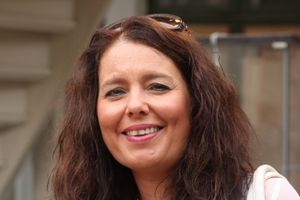 2013년 노토덴 블루스 페스티벌에서 공연 중인 마르기트 바켄. 그녀는 리타 엥게달렌과 함께 스칸디나비아에서 유명한 블루스 듀오 'Women in Blues'를 결성했다.