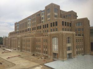 2017년 건설 중인 덩컨 학생 센터, 캠퍼스 크로스로드 프로젝트의 일부.