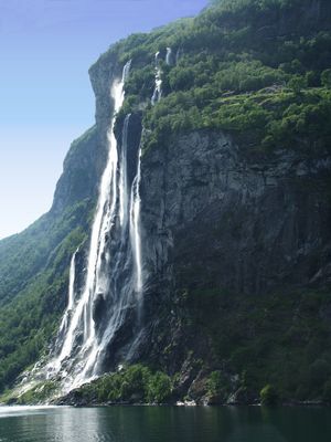 폭포는 산맥 서부에서 흔히 볼 수 있으며, 여기서는 게이랑에르에 있는 일곱 자매 폭포로 대표된다.