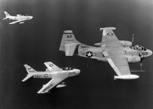 AJ-2가 1958년에 FJ-3M 퓨리 전투기에 급유