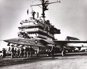 1960년 7월 USS 새러토가(CV-60)에서 시험 비행 중인 A3J-1(후일 A-5A)