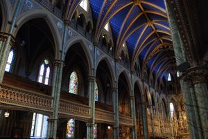 대성당은 많은 스테인드글라스 창으로 장식되어 있다.