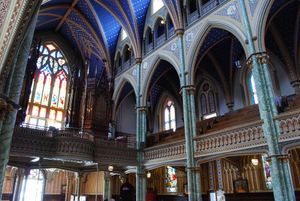 입구 위 갤러리에 있는 파이프 오르간