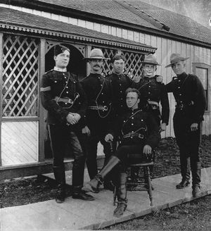 1900년경의 기마 경찰, 새로운 붉은색 프레리 스타일 튜닉과 Stetson 모자 착용