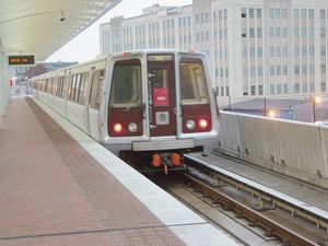 브레다 차량으로 구성된 레드 라인 열차가 역을 떠나는 모습