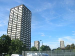 2009년 그렌펠 타워(왼쪽)