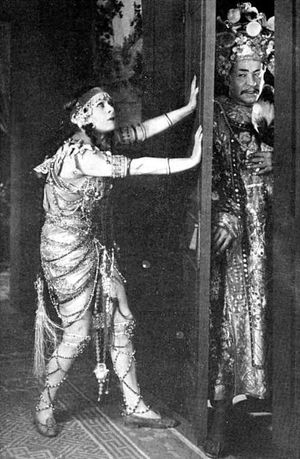 붉은 등불(1919)에서 알라 나지모바와 비리