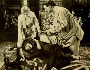 붉은 등불(1919)에서 나지모바와 비리