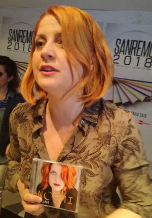 노에미, 2018년 산레모 뮤직 페스티벌 기간 중 기자 회견에서 앨범 La luna를 선보이고 있다.