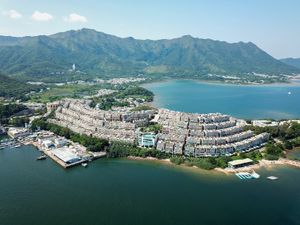 배경에 팻신렝 산맥이 보이는 더 베벌리 힐스.