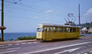 1947년 제작된 스위스 표준 노면 전차 83번과 뇌샤텔 호수