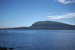 토르스하운에서 바라본 놀소이섬의 에기아르클레투르 언덕