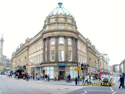 중앙 아케이드 건물이 있는 건물