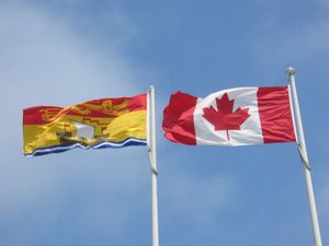 뉴브런즈윅 기(왼쪽)가 그랜드 베이-웨스트필드에서 캐나다 기와 함께 게양되어 있다.