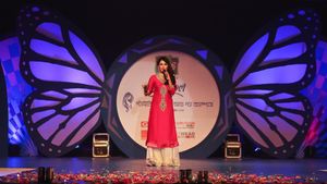 파리아가 2014년 라디슨 블루, 다카에서 열린 Parachute Advanced Beliphool Stylish Hair of the Campus의 결승전을 진행하고 있다.