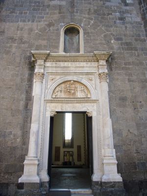 안드레아 델라 아퀼라의 입구 포털 상세