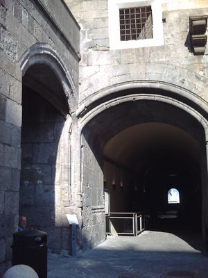 무기고 홀 외부