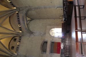 높고 아치형의 천장을 가진 남작의 홀 내부 모습