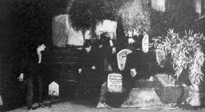 프랑크 베데킨트가 가면을 쓴 남자 (중앙)로 분장한 오리지널 막스 라인하르트의 봄의 깨어남 (1906)의 마지막 장면 사진