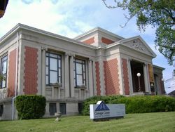 뉴올버니 구 카네기 도서관(현: 카네기 예술 역사 센터). 뉴올버니 다운타운 역사 지구의 구성 시설 중 하나이다.