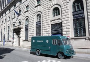 전시관 밖에 있는 순찰차