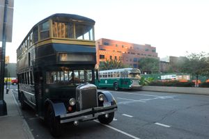 연례 버스 축제는 이 2층 버스와 같이 작동하는 역사적인 버스를 전시하는 행사이다.