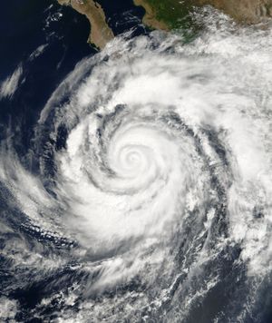 허리케인 줄리엣은 드문 삼중 눈벽의 사례이다.