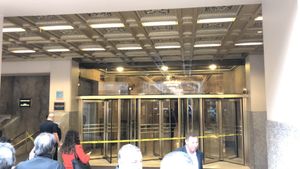 뉴욕시 경찰이 2020년 3월 3일 오후 초반에 원 그랜드 센트럴 플레이스를 테이프로 막고 있다. 이는 뉴욕의 첫 번째 COVID-19 대인 전파 사례에 대한 대응이다.