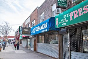 COVID-19 팬데믹 기간 동안 브롱스의 모리스 파크에서 문을 닫은 비필수 소매점.