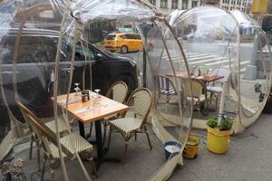 11월, 브로드웨이 보도에 설치된 버블 부스