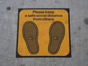 지하철역 플랫폼에 부착된 6피트 간격 유지 스티커.