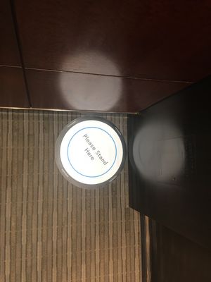 2020년 7월 맨해튼의 건물 엘리베이터 안 사회적 거리두기 표시