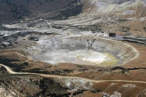 화산의 가장 큰 분화구인 스테파노스