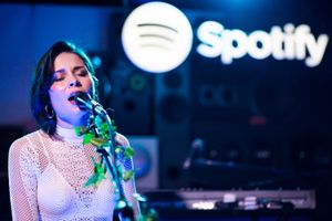 2018년 스포티파이 세션 "Louder Together"에서 라이브 공연 중인 네스빗