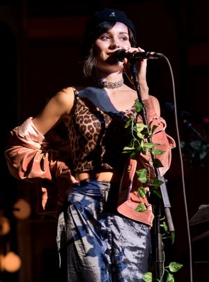 2017년 미국 캘리포니아 로스앤젤레스의 The Peppermint Club에서 공연하는 네스빗