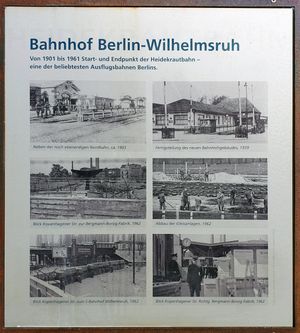 빌헬름스루 역의 하이데크라우트반에 대한 기념 명판