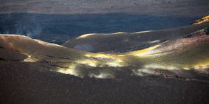 니아물라기라 산의 분화구 일부
