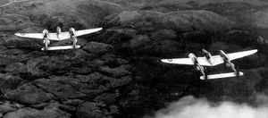 82 전투비행단의 P-38 라이트닝 2대가 기총 소사 공격을 위해 하강하고 있다